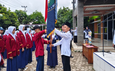Tanamkan Jiwa Kepemimpinan Dan Sportivitas, MTsN 1 Lampung Tengah Kukuhkan Kader MPK dan Apresiasikan Prestasi Siswa