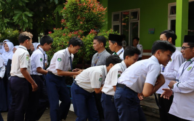 Menjalin Kembali Hati Yang Fitri : MTsN 1 Lampung Tengah Gelar Halal Bihalal Penuh Makna Dan Kebersamaan